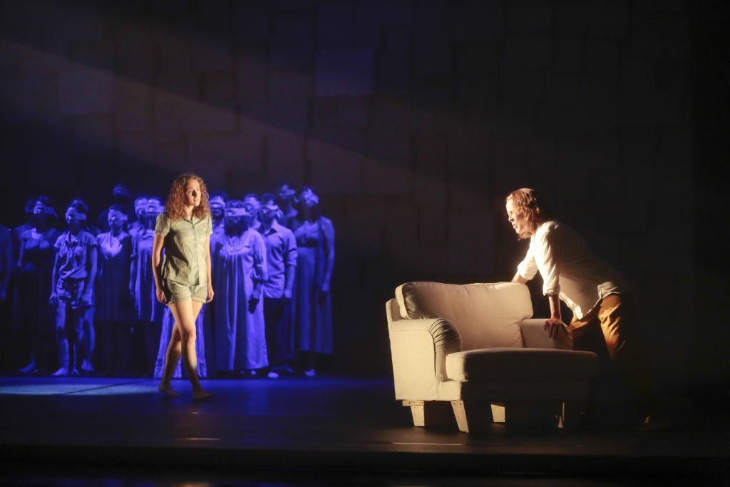 Rebecca Woodmass, coloratura soprano (young Patricia) and Kristin Norderval, soprano (Patricia Isasa). At the bottom: the Ensemble Kô, chorus (ghosts of the disappeared). Photo: Mathieu Dupuis