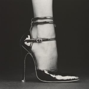 Robert Mapplethorpe, Melody (Shoe) [Melody (Chaussure)], 1987. Don de la Robert Mapplethorpe Foundation au J. Paul Getty Trust et au Los Angeles County Museum of Art 2012.52.22. © Robert Mapplethorpe Foundation, Used by permission