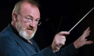 Martyn Brabbins conducts the London Sinfonietta  © Martin Cervenansky 