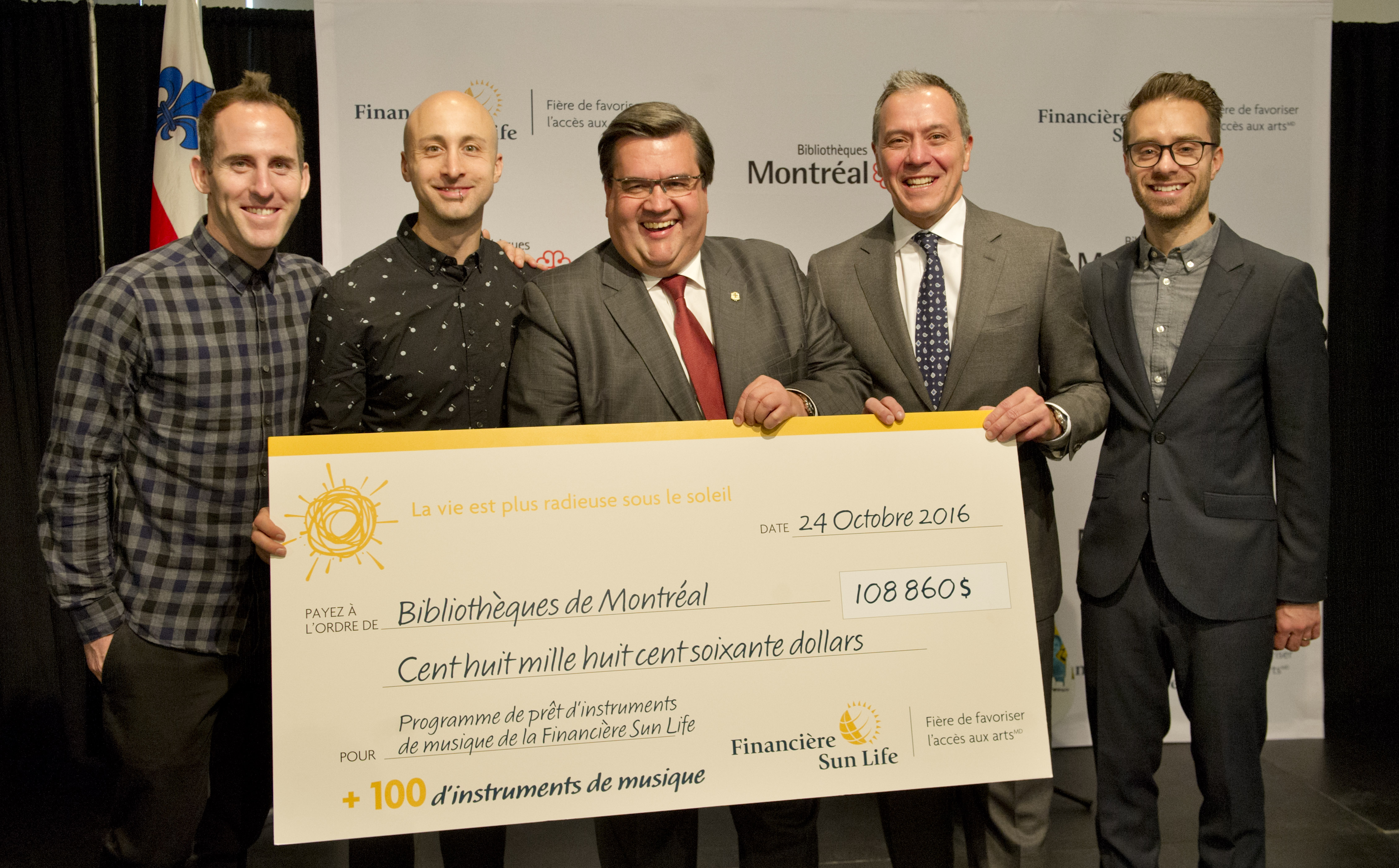 Le maire de Montréal, Denis Coderre et Robert Dumas de la Financière Sun Life, en compagnie de Jeff Stinco, Sébastien Lefebvre et Chuck Comeau de Simple Plan