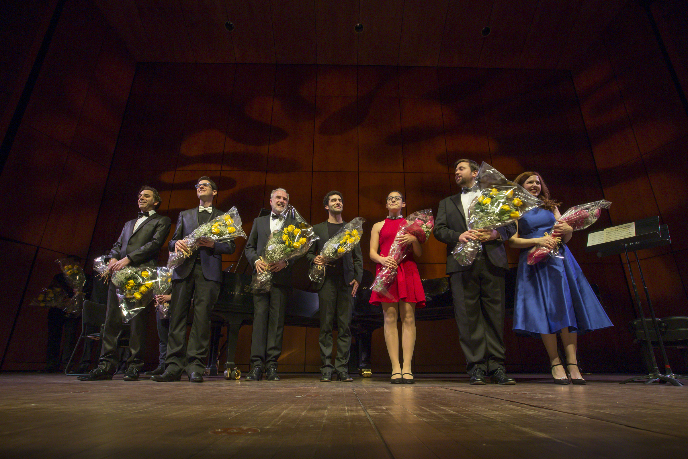 Musiciens avec bouquets de fleur, Photo: Marc Bourgeois