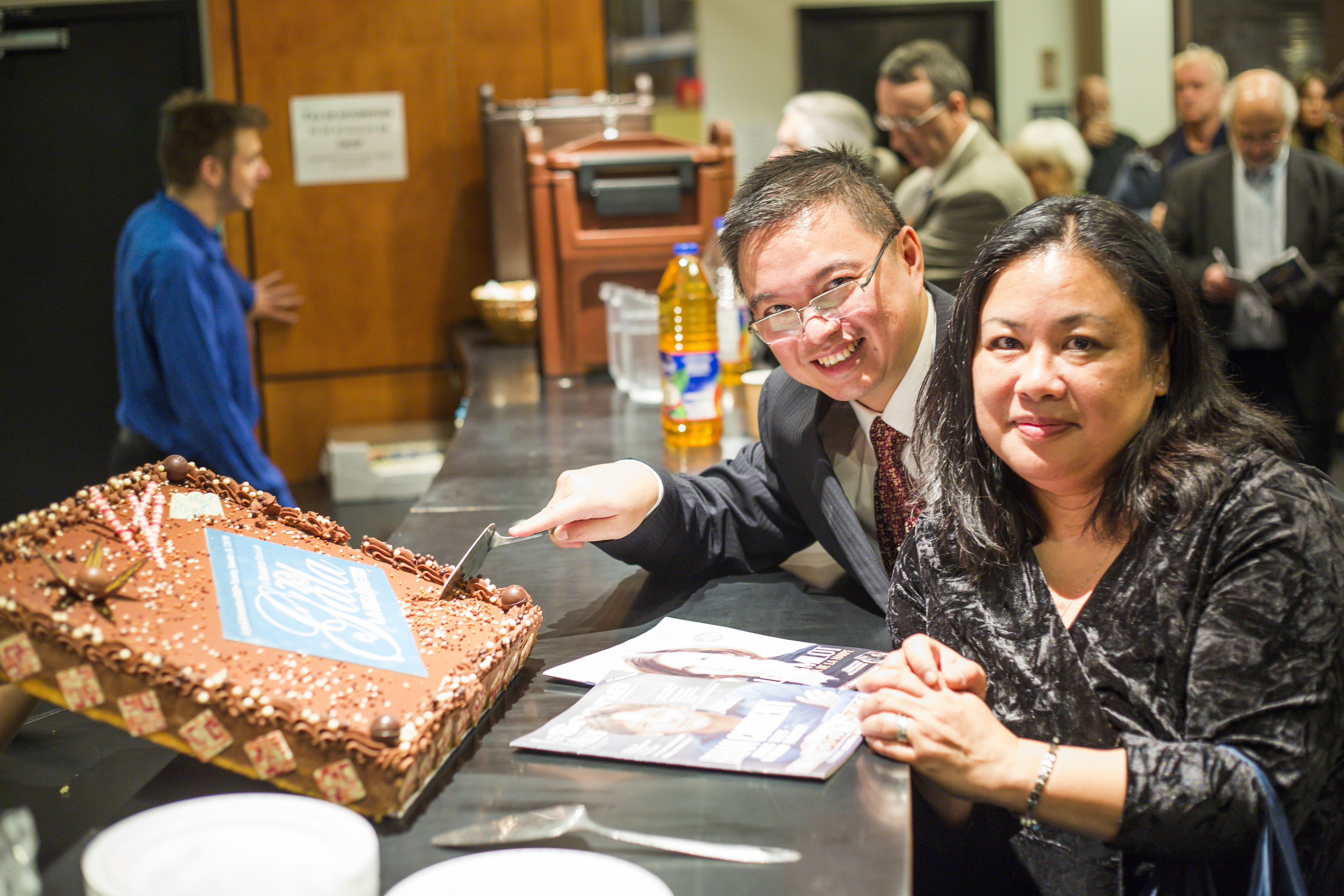 Le rédacteur en chef Wah Keung Chan et son épouse Lilian Liganor avec le gateau de 20e anniversaire, Photo: Marc Bourgeois