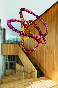 Peony Knot (2015), Jean-Michel Othoniel, on the 3rd floor of the Michal and Renata Hornstein Pavilion for Peace, Montreal Museum of Fine Arts. © Jean-Michel Othoniel / SODRAC (2016). Photo MMFA, Denis Farley