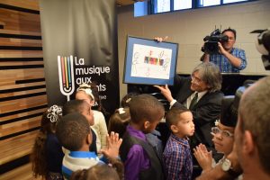 Kent Nagano reçoit un dessin des enfants Photo: Nicole Yeba