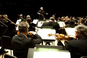 Music Director Peter Oundjian conducting the TsO - Photo: TSO 