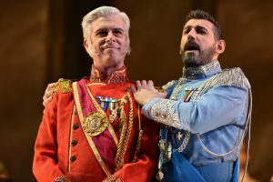 Orbazzano (Daniel Mobbs) negotiates a truce with his rival Argirio (Michele Angelini), with whom he has been at war for many years. Photo: Kelly & Massa for Opera Philadelphia