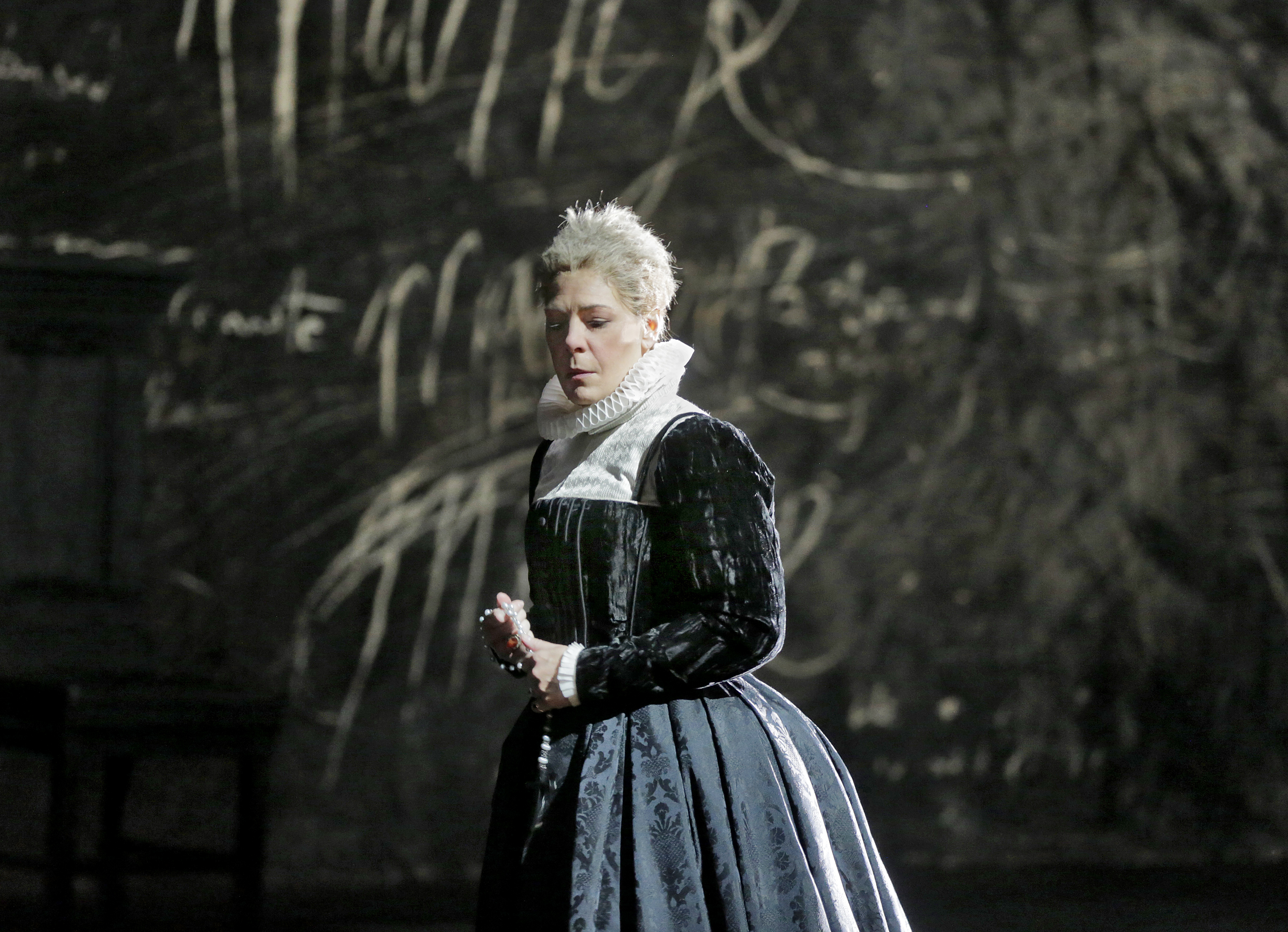 SONDRA RADVANOVSKY IN THE TITLE ROLE OF DONIZETTI'S MARIA STUARDA. SONDRA RADVANOVSKY INTERPRÈTE LE RÔLE-TITRE DE MARIA STUARDA DE DONIZET PHOTOS : KEN HOWARD/METROPOLITAN OPERA - New Productions