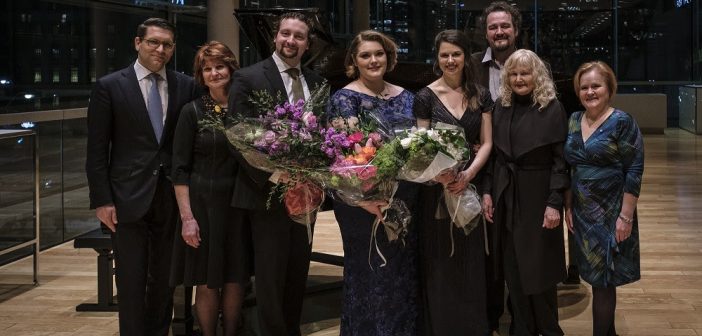 (de g. à d.) Le directeur général Alexander Neef, membre du conseil d'administration du FAO Judith Gelber deuxieme prix - Joel Allison, troisième prix - Simona Genga, lauréate - Anna-Sophie Neher, Russell Braun, Christina Petrowska Quilico, et Tracy Dahl. Photo: Chris Hutcheson