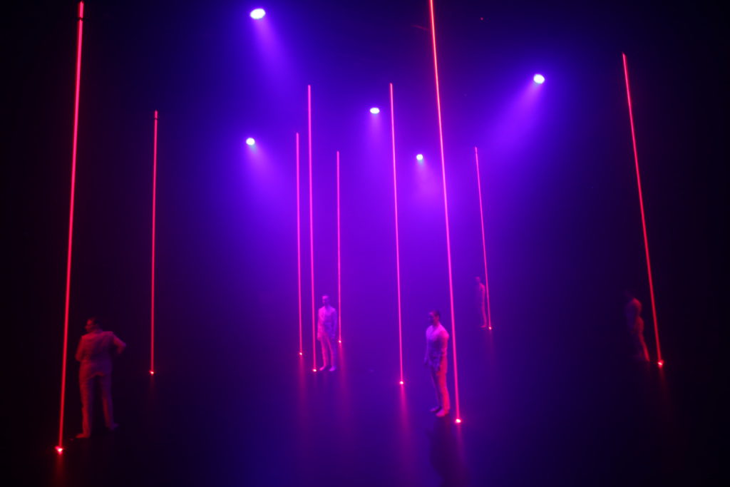 Une scène de la pièce Les employés, mise en scène, lumière et scénographie Cédric Delorme-Bouchard © Simon Gauthier 