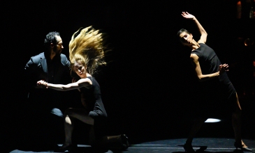 Trois danseurs de Trick Cell Play en action © Arthur Wolkovier. Interprètes São Paulo Companhia de Dança.