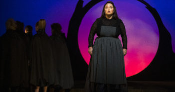 Jade Bruneau incarne Marie-Josephte Corriveau dans le théâtre musical La Corriveau – La soif des corbeaux Crédit photo : Thierry Du Bois