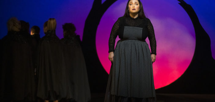 Jade Bruneau incarne Marie-Josephte Corriveau dans le théâtre musical La Corriveau – La soif des corbeaux Crédit photo : Thierry Du Bois