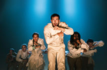 Un moment de Clowns, choreographie et musique d’Hofesh Shechter. Photo © Todd MacDonald. Avec Rachel Fallon, Natalia Gabrielczyk, Hannah Shepherd, Mickaël Frappat, Adam Khazhmuradov, Robinson Cassarino