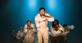 A moment of Clowns. choreographed by Hofesh Shechter. Picture © Todd MacDonald. With Rachel Fallon, Natalia Gabrielczyk, Hannah Shepherd, Mickaël Frappat, Adam Khazhmuradov, Robinson Cassarino