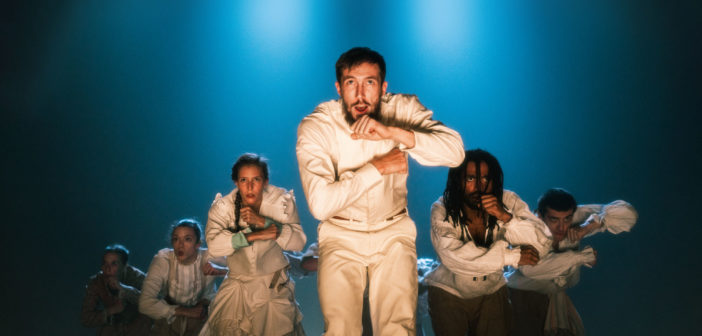 Un moment de Clowns, choreographie et musique d’Hofesh Shechter. Photo © Todd MacDonald. Avec Rachel Fallon, Natalia Gabrielczyk, Hannah Shepherd, Mickaël Frappat, Adam Khazhmuradov, Robinson Cassarino