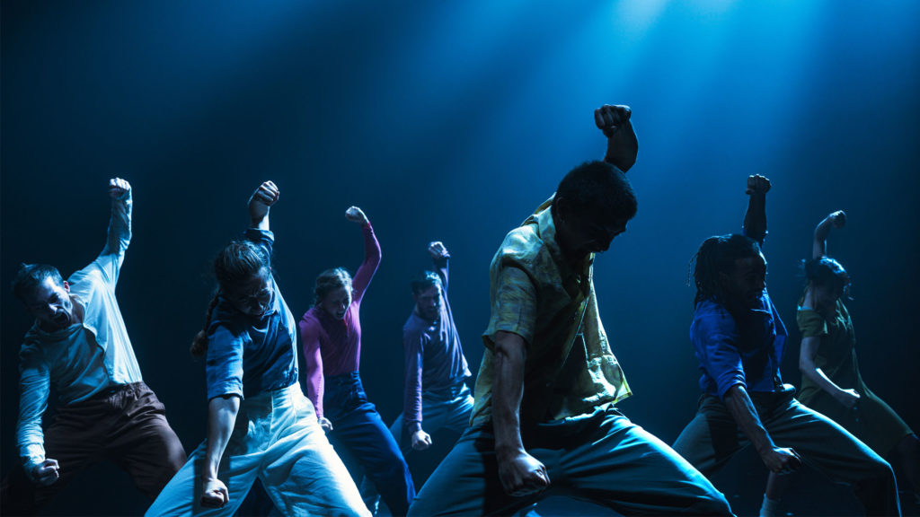 A moment of The Fix, by Hofesh Shechter. Picture © Todd MacDonald. With: Frédéric Despierre, Rachel Fallon, Hannah Shepherd, Mickaël Frappat, Robinson Cassarino, Adam Khazhmuradov, Yeji Kim.