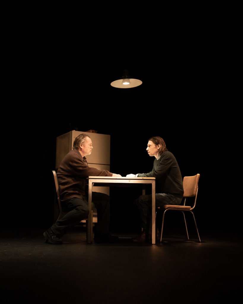 Félix-Antoine Boutin et Martin Faucher dans QUI A TUÉ MON PÈRE , sur la scène du Quat’Sous. Crédit photo : Fabrice Gaëtan