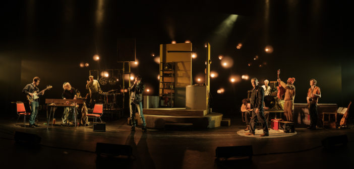 L’ensemble des comédiens de Gaz Bar blues est en permanence présent sur la scène de Duceppe. Crédit photo : Danny Taillon.