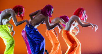 Un moment du spectacle "M", de Marie Chouinard. Avec Valeria Galluccio, Carol Prieur, Paige Culley, Clémentine Schindler et Adrian W.S. Batt. Photo © Sylvie-Ann Paré.