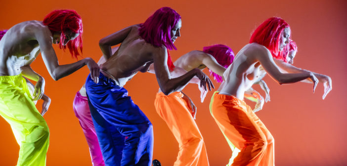 Un moment du spectacle "M", de Marie Chouinard. Avec Valeria Galluccio, Carol Prieur, Paige Culley, Clémentine Schindler et Adrian W.S. Batt. Photo © Sylvie-Ann Paré.