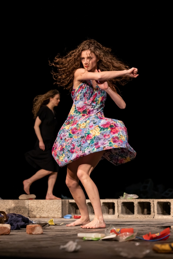 Une interprète danse sur les ruines du mur effondré dans Palermo Palermo, du Tanztheater Wuppertal Pina Bausch © Oliver Look
