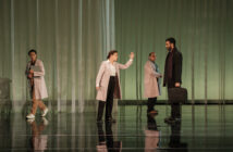 Sofia Blondin, Pascale Montpetit, Harry Standjofski (au fond) et Alexandre Bergeron qui incarne le religieux, dans une scène de Docteure