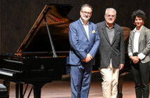 De gauche à droite : Olivier Godin, directeur artistique de la Salle Bourgie; Pierre Bourgie, Président du Conseil d’administration de la Fondation Arte Musica, Caroline Louis, directrice générale de la Salle Bourgie (Photo provenant du MBAM)