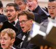 Amadeus Choir répétant pour un concert avec Sir Andrew Davis