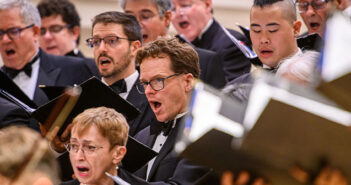 Amadeus Choir répétant pour un concert avec Sir Andrew Davis