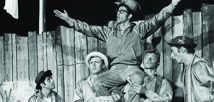 Gee, officier Krupke, chanté par les Jets, distribution originale à Broadway, circa 1957 (Photo de Wikicommons)