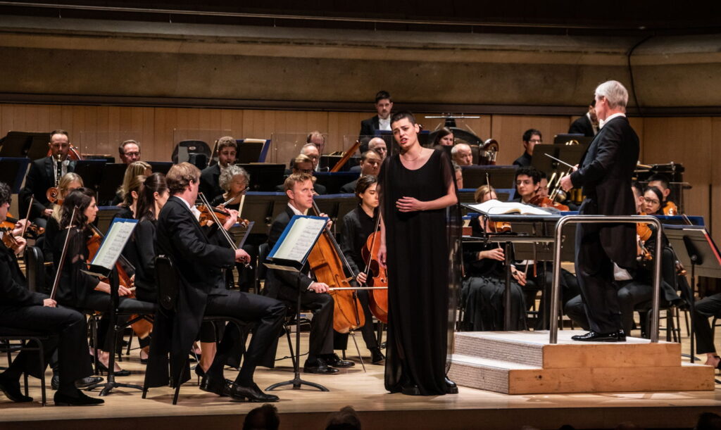 Toronto Symphony Orchestra performing Mahler with mezzo Emily D'Angelo, conducted by David Robertson (Photo by Stelth Ng)