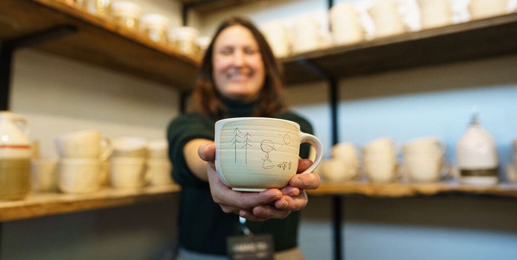 Une tasse délicatement décorée et l’esprit des fêtes naît comme par magie. Crédit photo : Benoit Rousseau