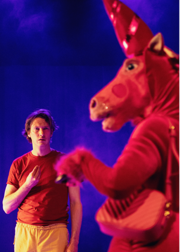 Hubert Lemire et la Licorne du spectacle Cispersonnages en quête d'auteurice. Crédit photo : Thibault Carron