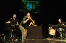 Jocelyn Sioui et les musiciens Luzio Altobelli, Bertil Schulrable et, au Théâtre de sable, Catherine Gignac Crédit photo : Caroline Rousseau Merveillie