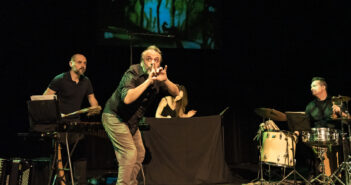 Jocelyn Sioui et les musiciens Luzio Altobelli, Bertil Schulrable et, au Théâtre de sable, Catherine Gignac Crédit photo : Caroline Rousseau Merveillie