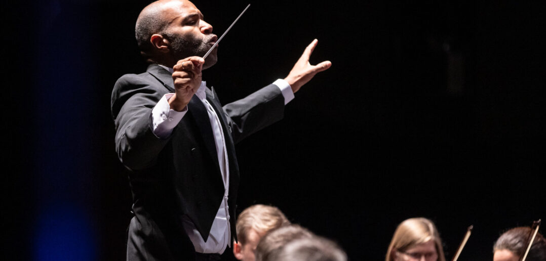 Daniel Bartholomew-Poyser dirige l'Orchestre symphonique de Winnipeg. 