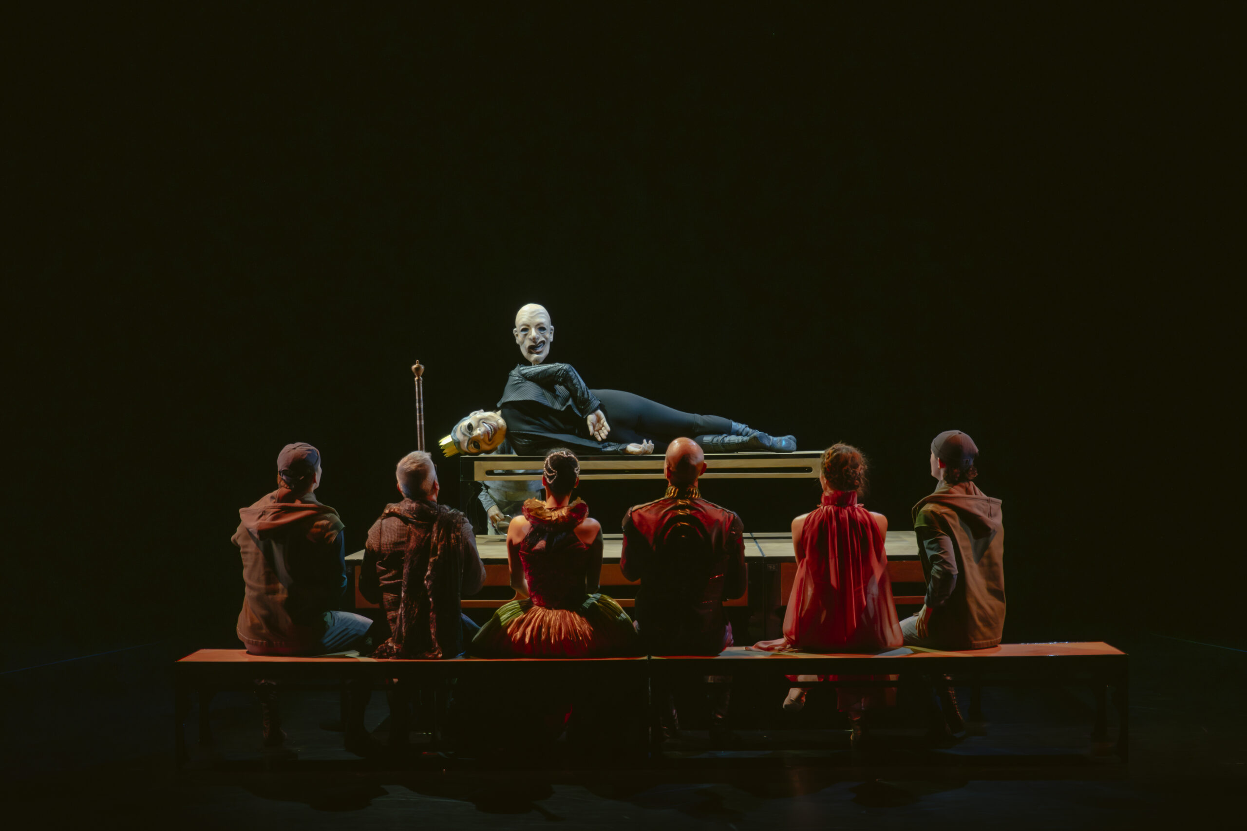 Robert Lepage inclut des masques et du théâtre d'ombre dans sa mise en scène. Photo: Stéphane Bourgeois