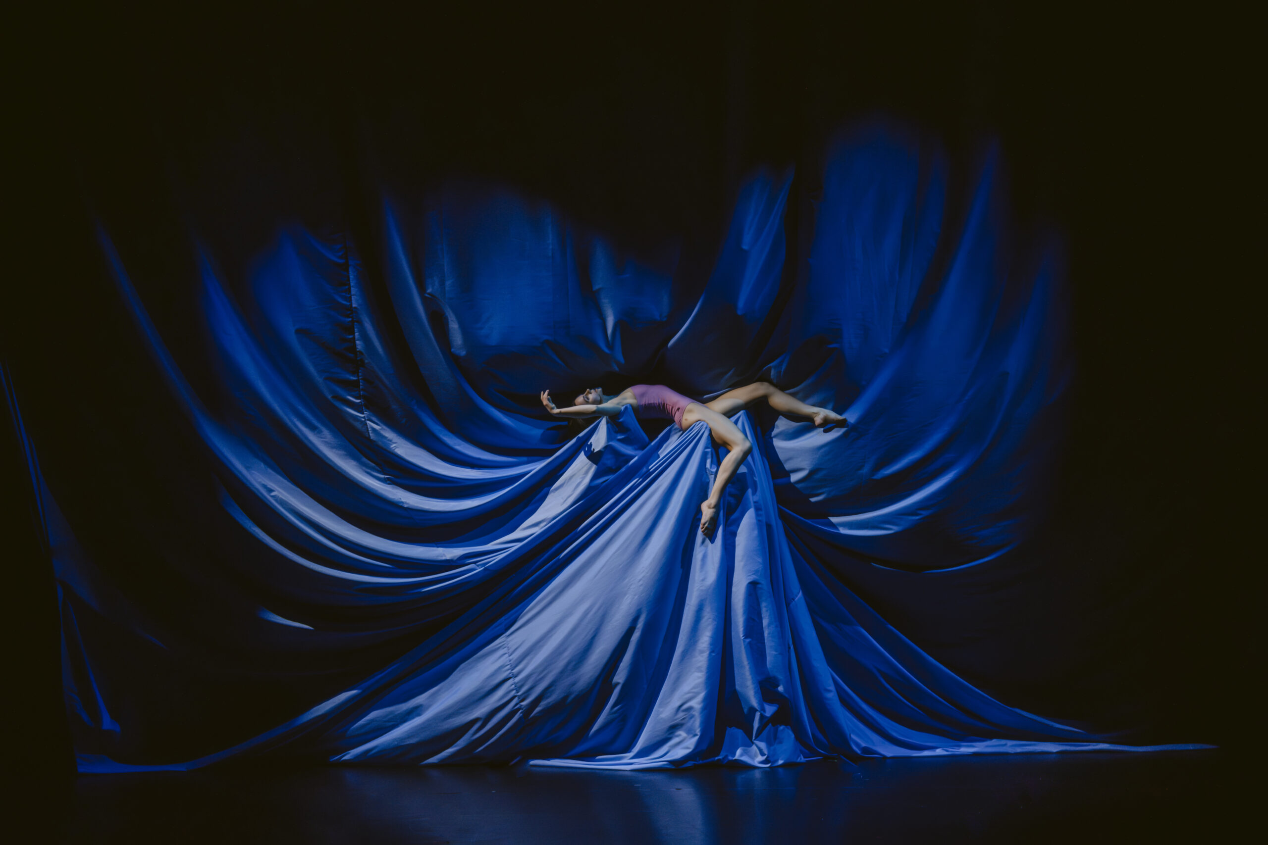 Ophélie se noie dans des flots de soie bleue.Photo: Stéphane Bourgeois