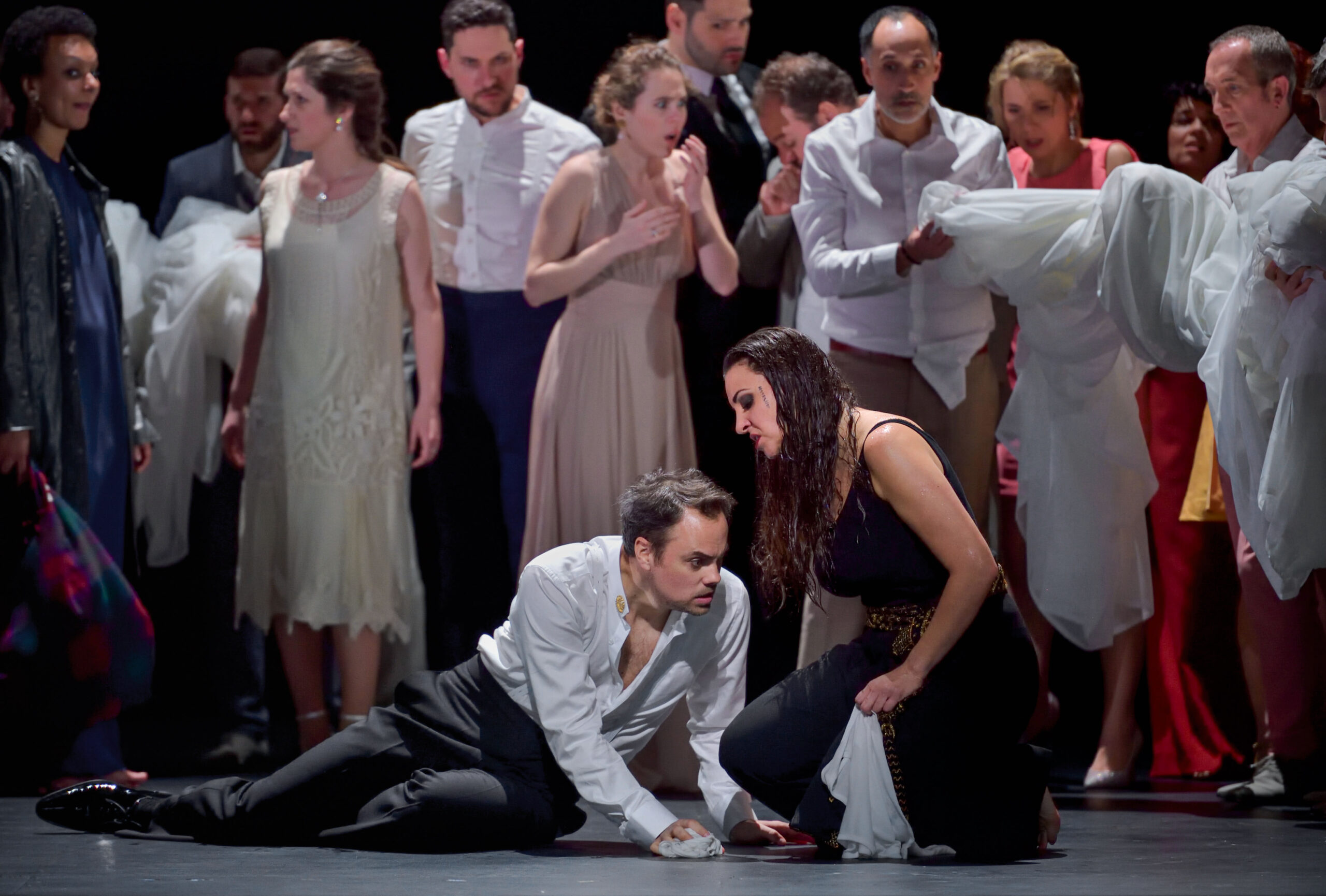 Joyce El-Khoury (Médée), Julien Behr (Jason), and accentus choir.