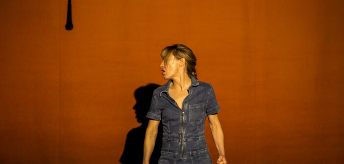 Évelyne Rompré dans Tout ça au Théâtre de Quat’Sous Crédit photo : Frédérique Ménard-Aubin.