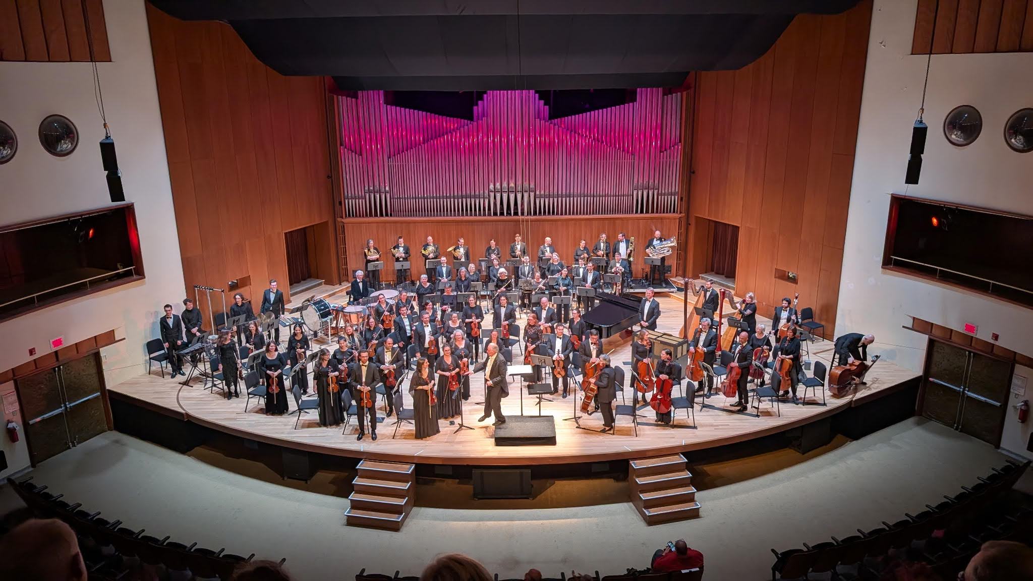 Sinfonia de Montréal take a bow on stage