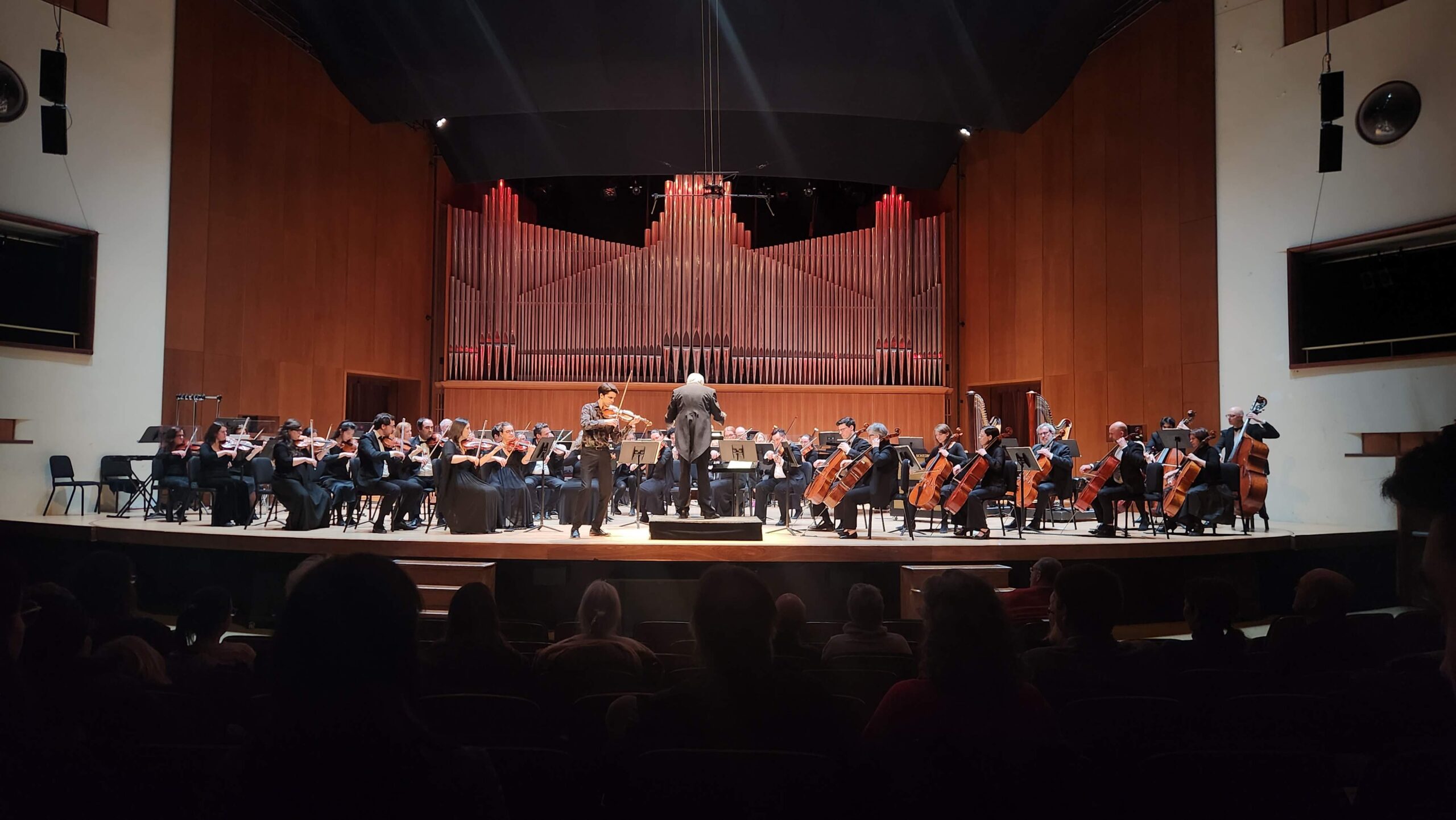 Justin Saulnier (violin) with Sinfonia de Montréal on stage