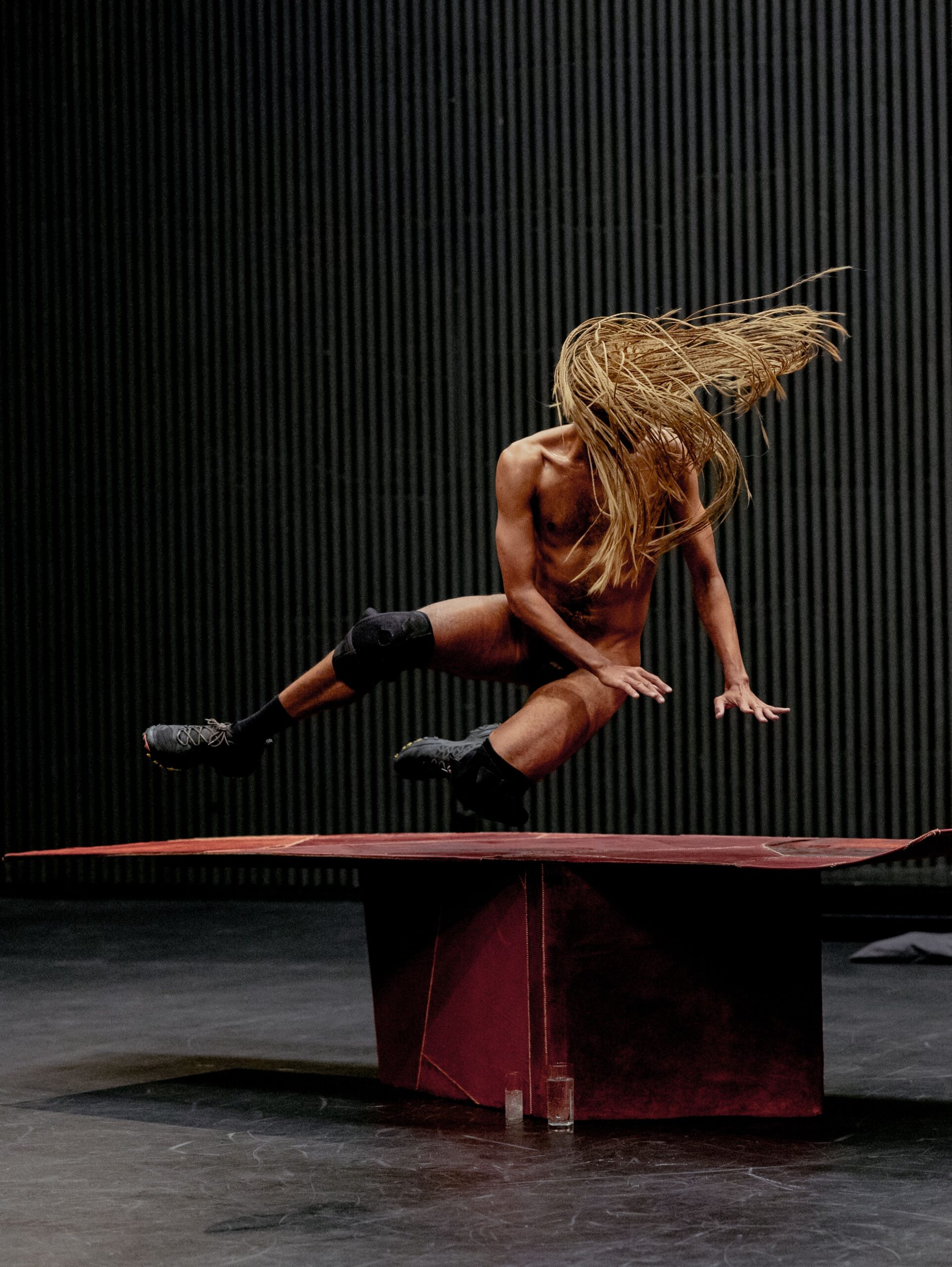 Harald Beharie performe totalement nu, totalement nu, seulement chaussé et les jambes protégées par des bas noirs. Crédit photo:Tale Hendnes.