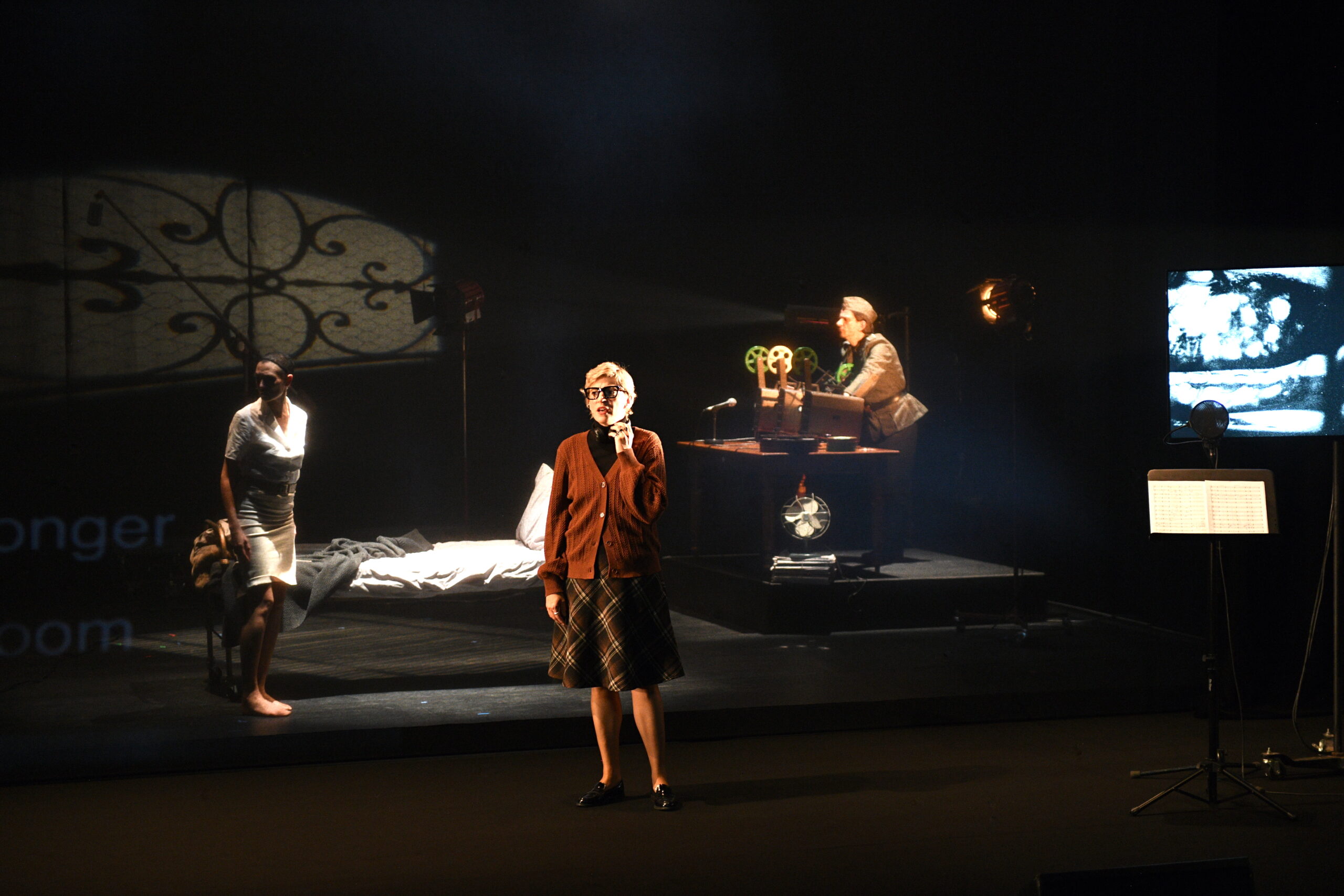 Le performeur Karl Lemieux altère en direct la pellicule d’Hiroshima mon amour. Crédit photo: Valérie Remise