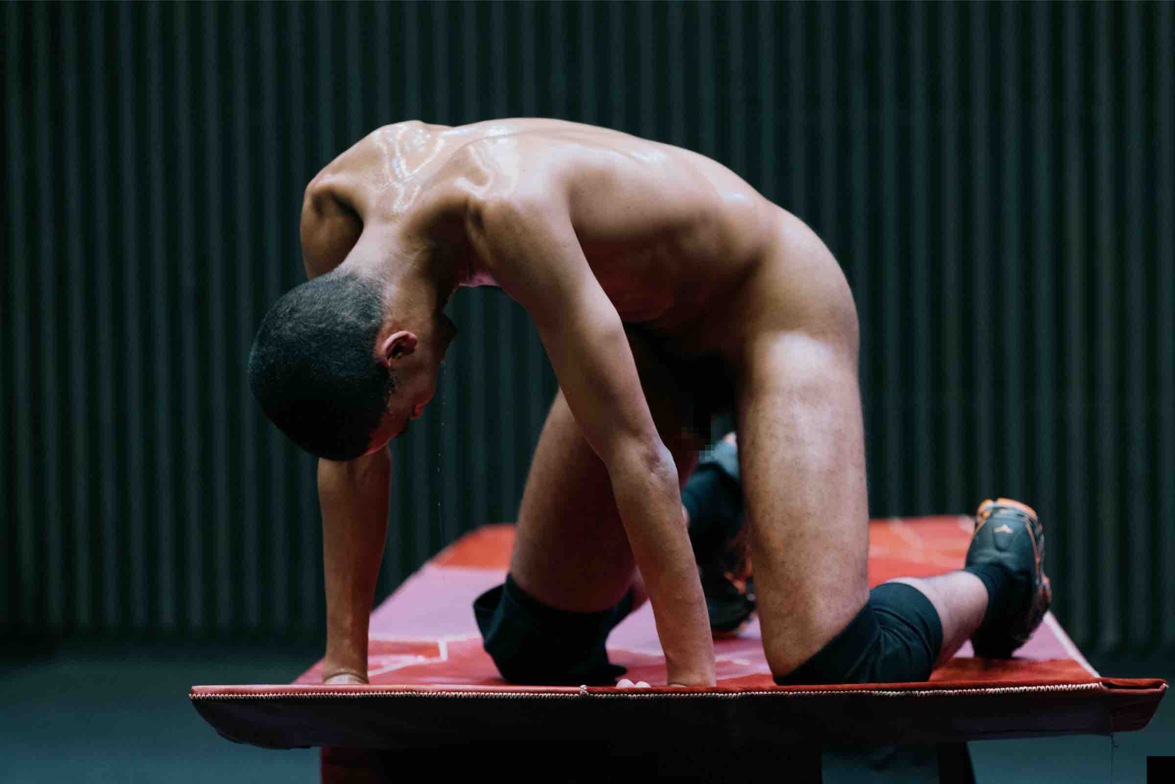 Dans Batty boy Harald Beharie assume la représentation stéréotypée de l'homosexuel. Crédit photo:Julie Hrncirova.