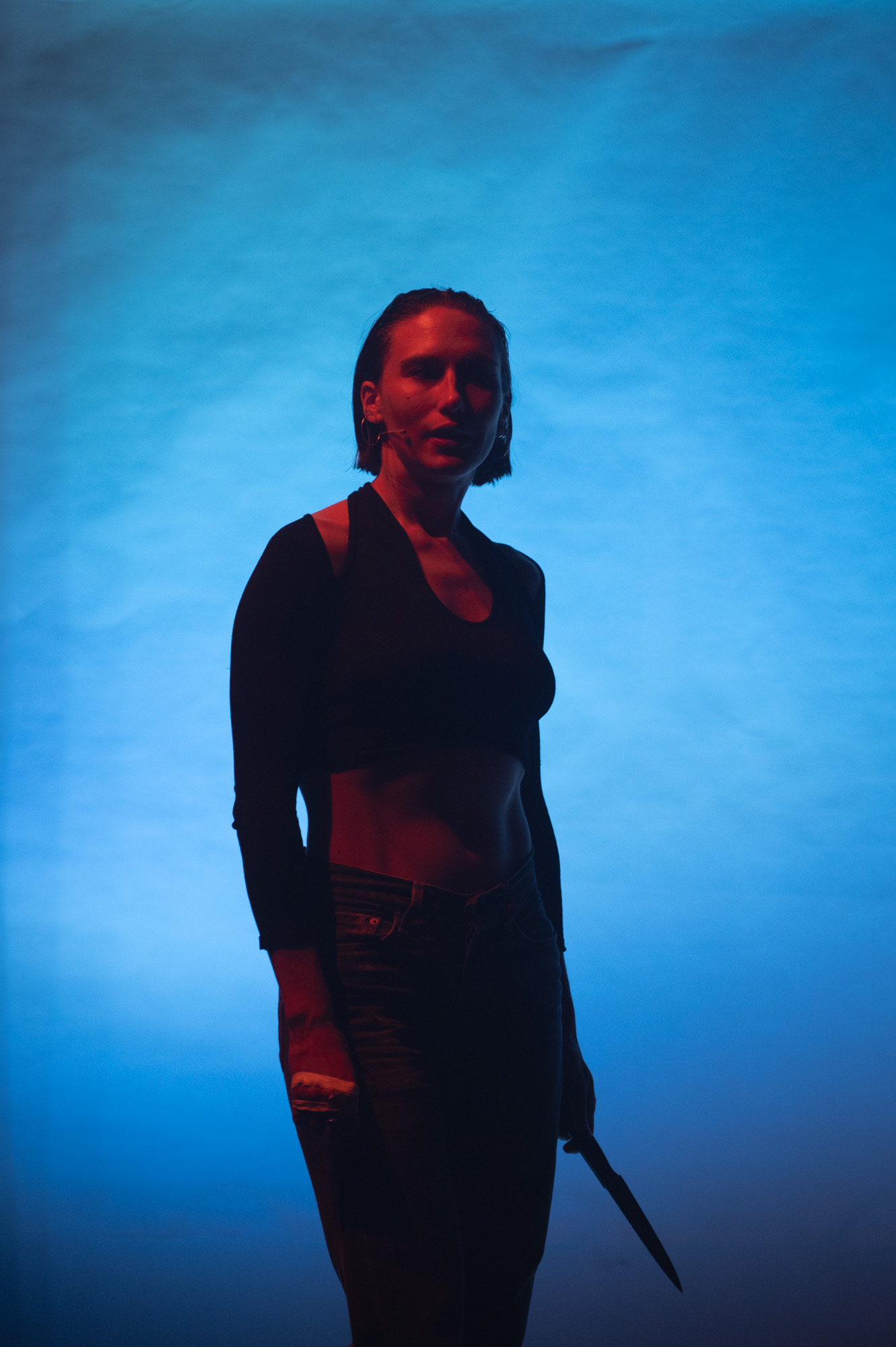 Aline Winant incarne le personnage tourmenté de Sandra dans Extérieur/nuit. Crédit photo : Philippe Latour.