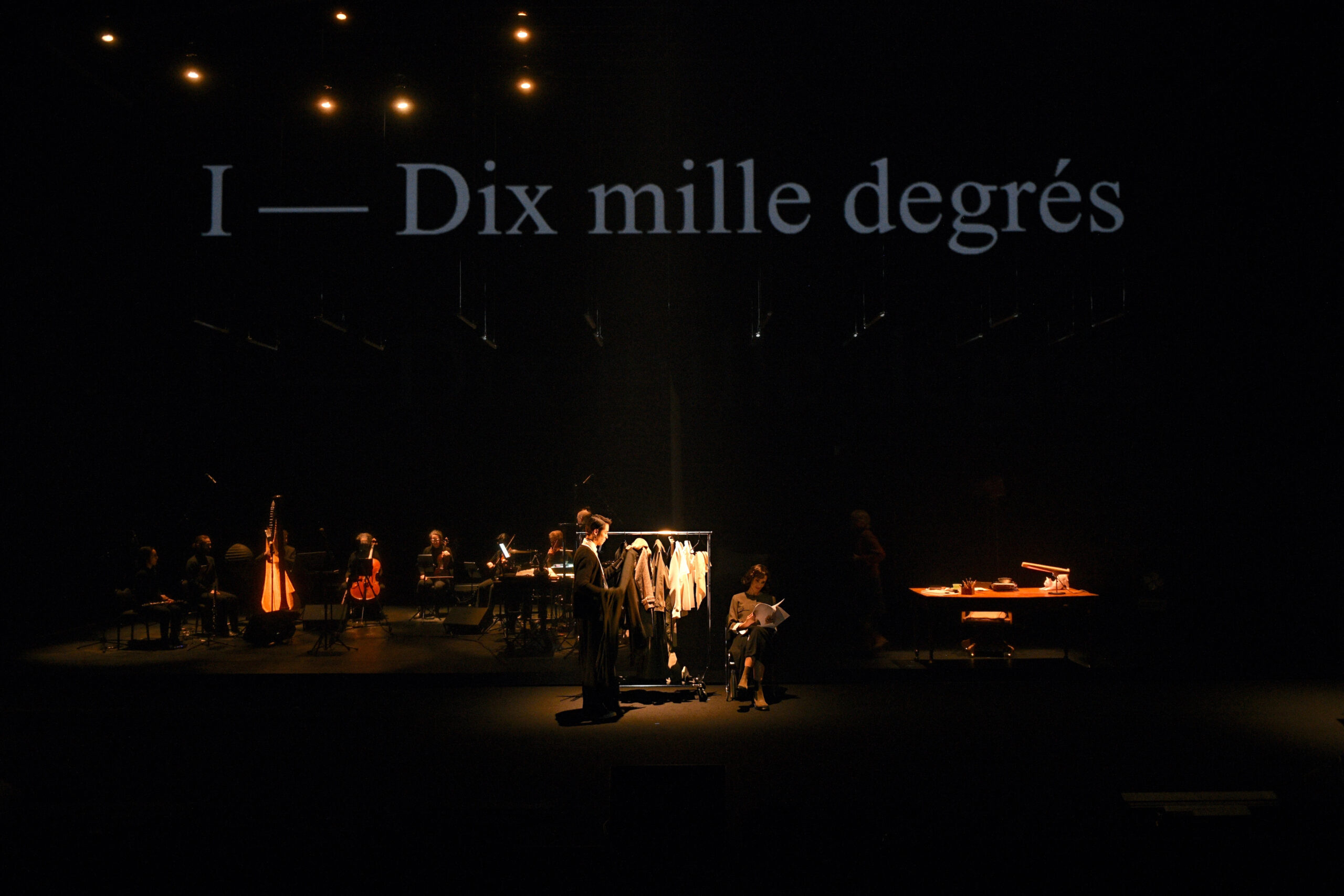 Hiroshima mon amour se décline en cinq actes qui sont les échos revisités de l’œuvre originale. Crédit photo: Valérie Remise