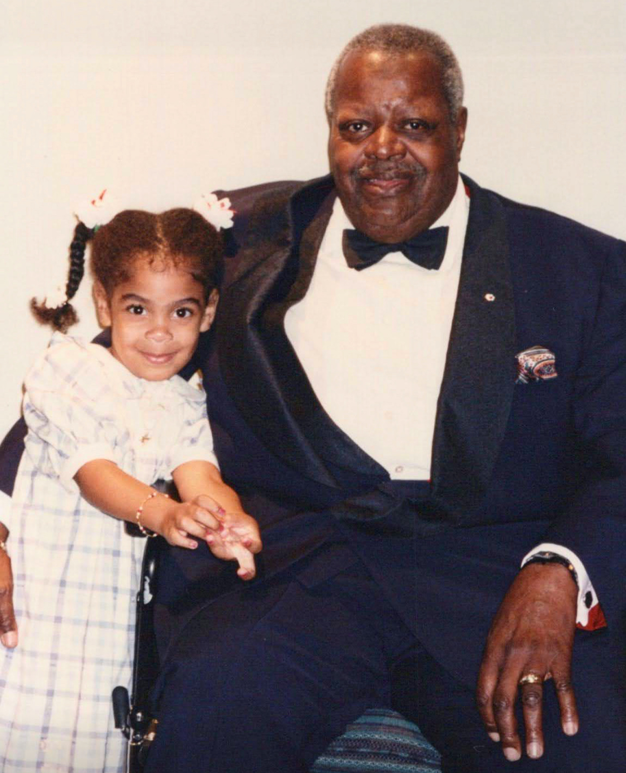 Oscar Peterson sitting with his daughter Céline 