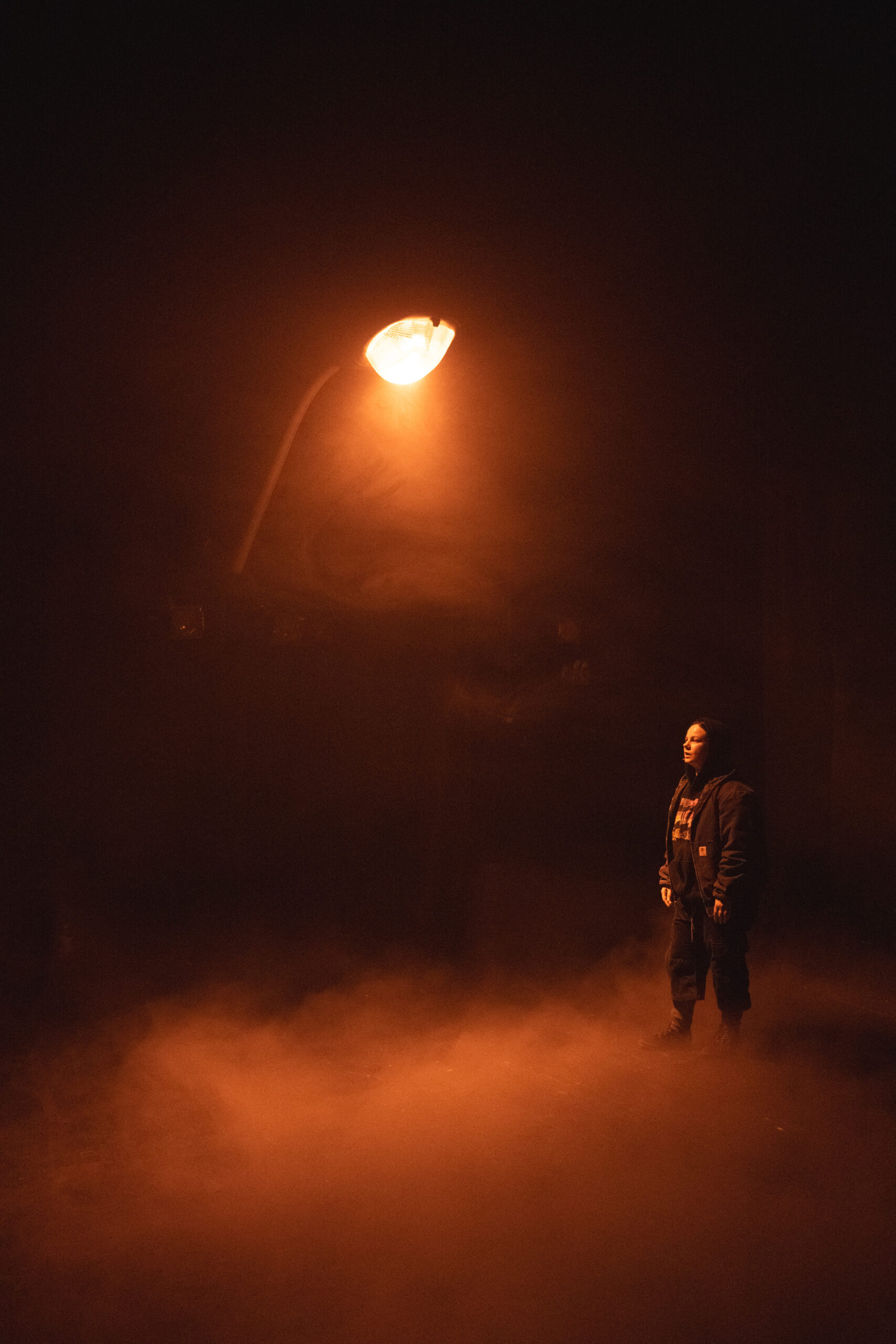 Gwendoline Côté (Joëlle) sous les lumières de Flavie Lemée. Crédit photo : Philippe Latour.