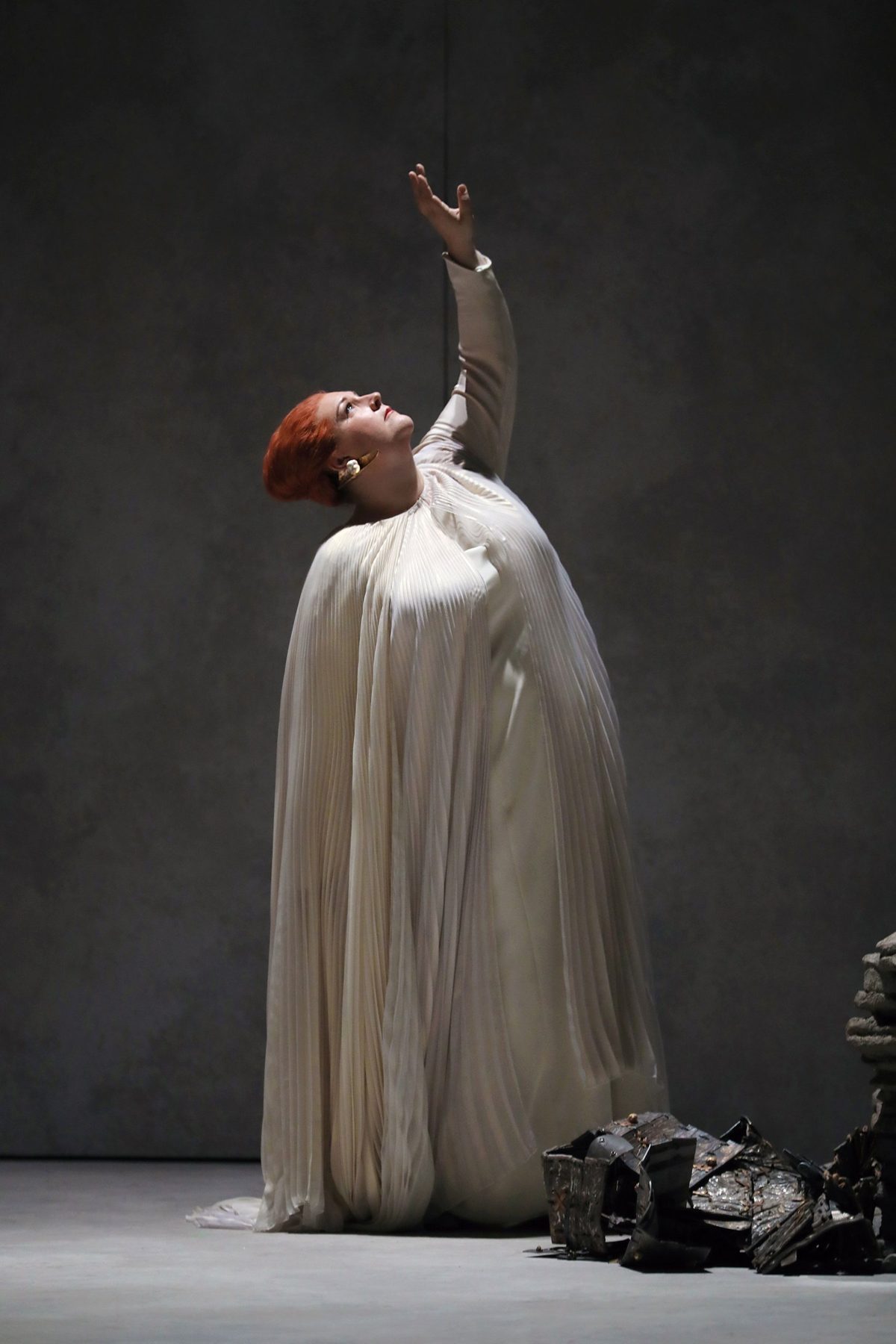 Tamara Wilson standing in a white dress against a black background Tristan und Isolde